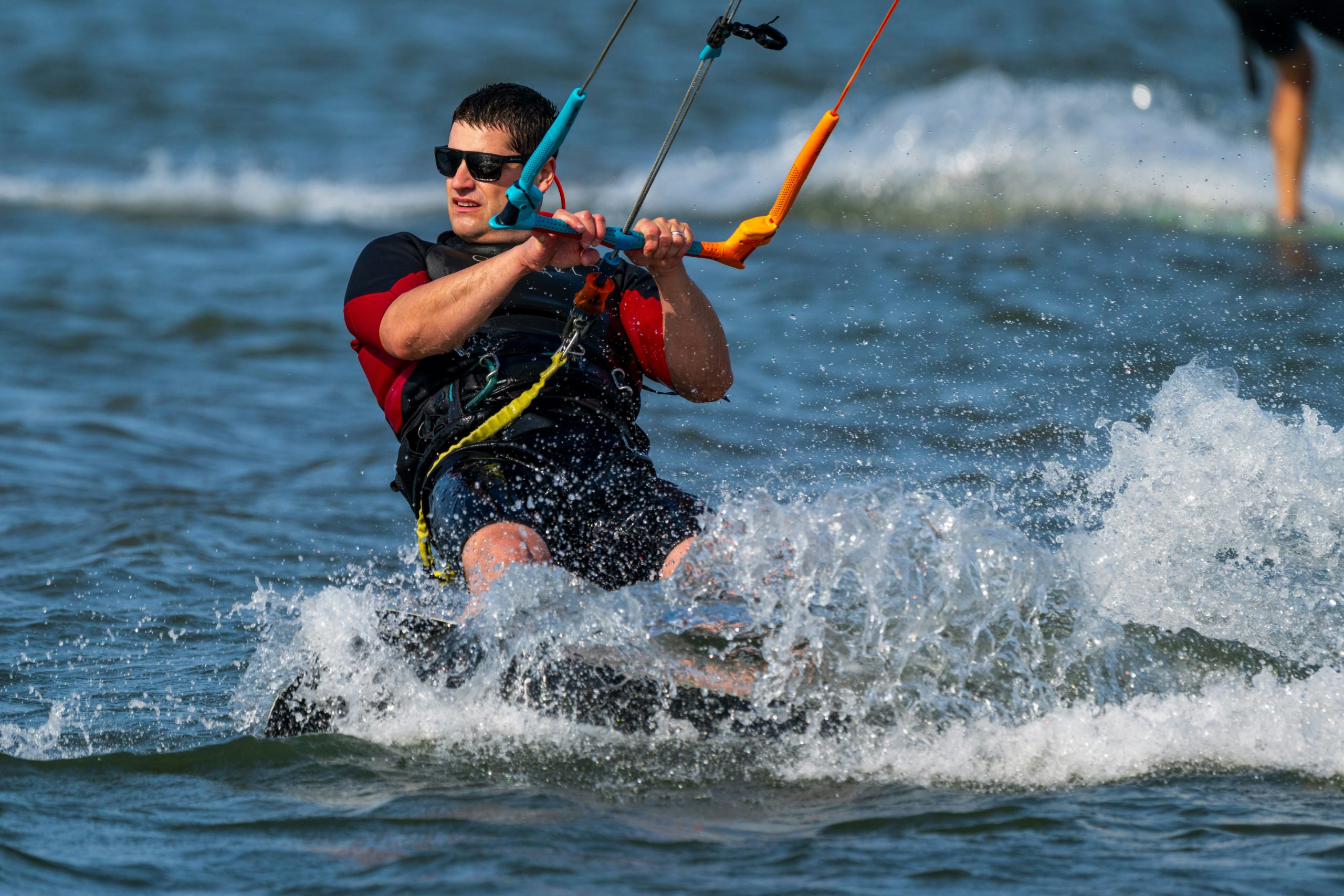 Bezpieczeństwo w kitesurfingu: Jak unikać wypadków na wodzie