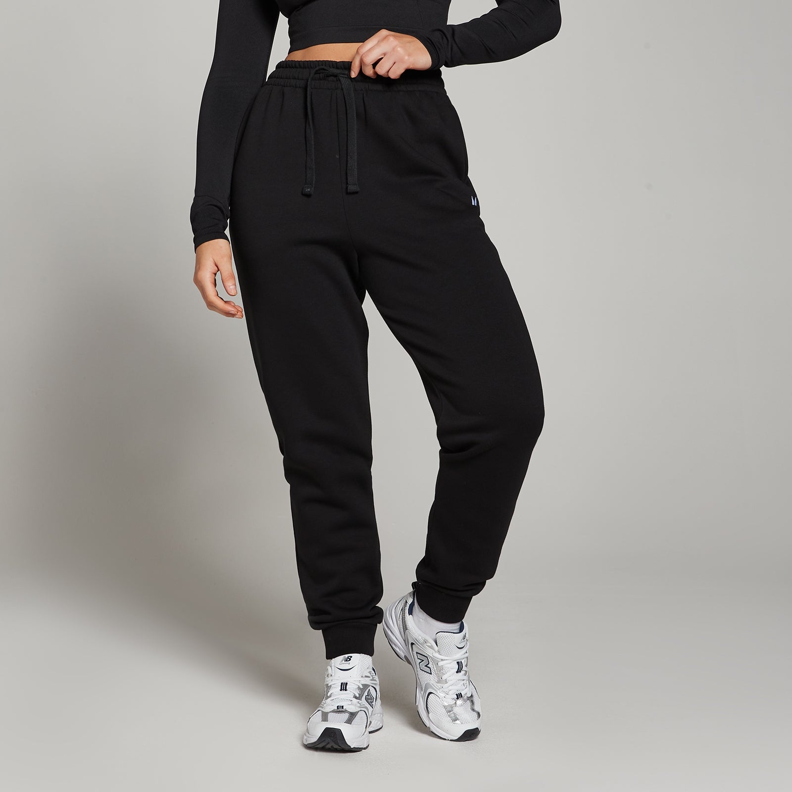 Damskie joggery o regularnym kroju z kolekcji Basics MP – czarne