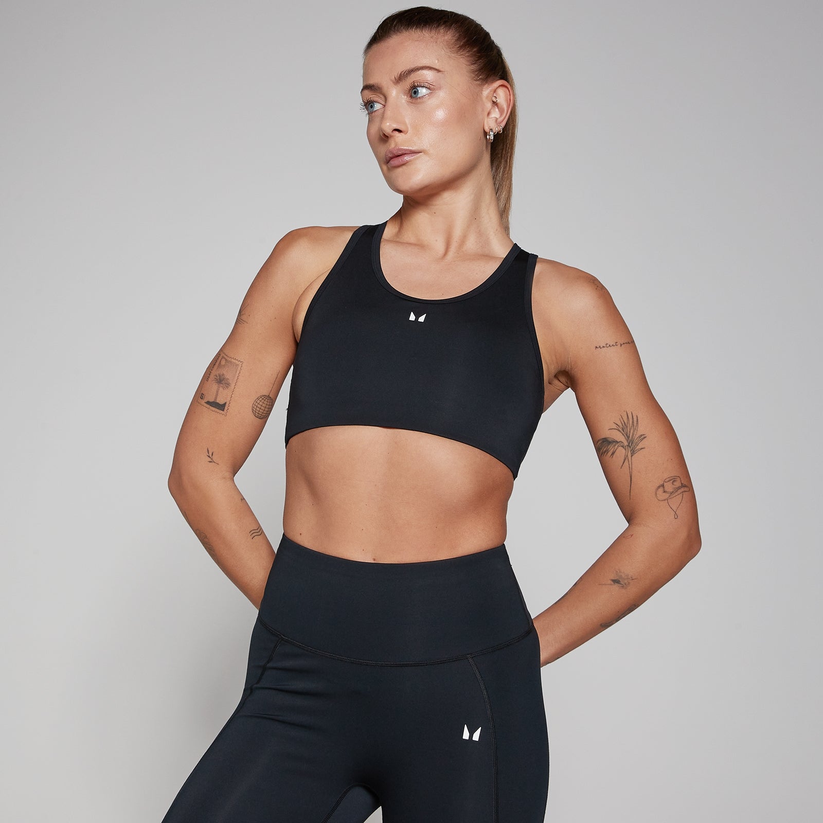 Damski stanik sportowy z tyłem w stylu racerback z kolekcji Training MP – czarny - Czarny