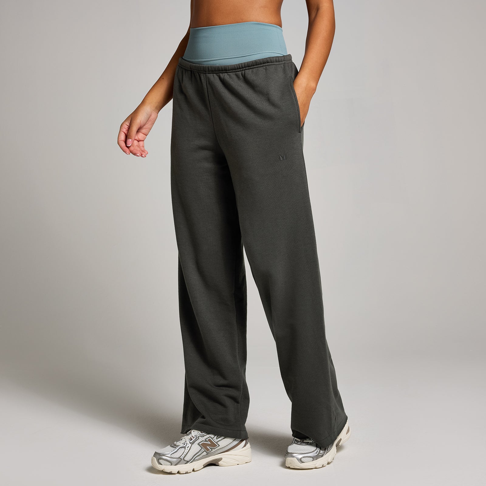 Damskie joggery ze średnim stanem i prostymi nogawkami z kolekcji Tempo MP (Night Grey)