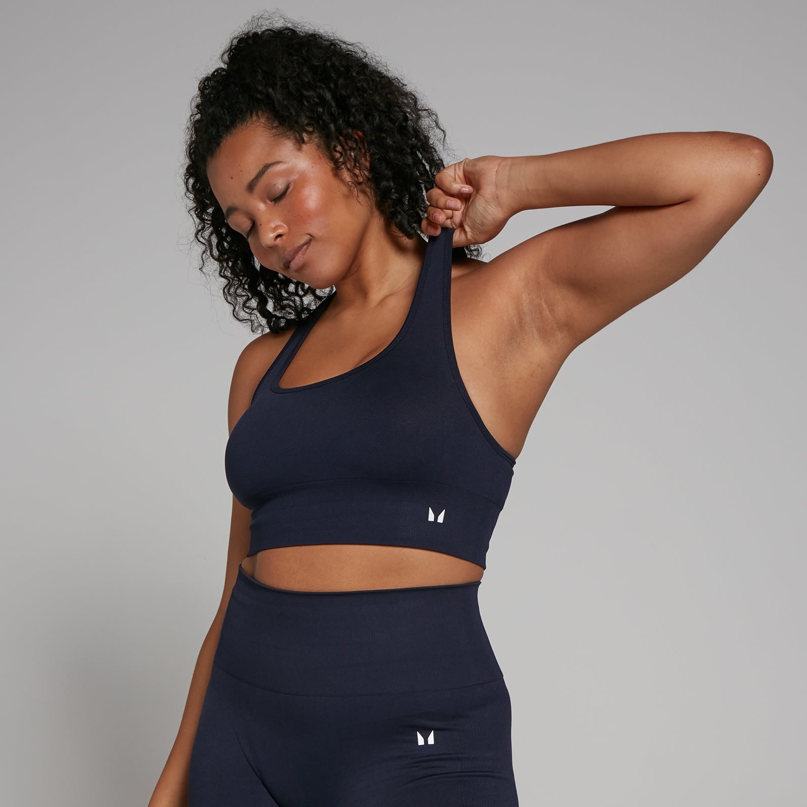 Damski bezszwowy stanik sportowy z kolekcji Shape MP – Dark Sapphire - Granatowy