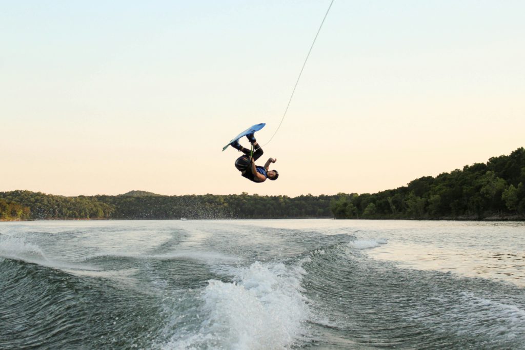 Wakeboarding: Twój przewodnik po ekscytującym sporcie wodnym