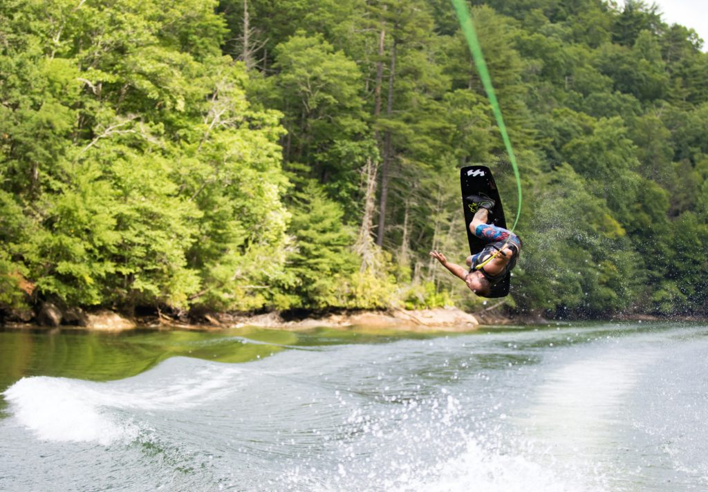 Wakeboarding: Twój przewodnik po ekscytującym sporcie wodnym