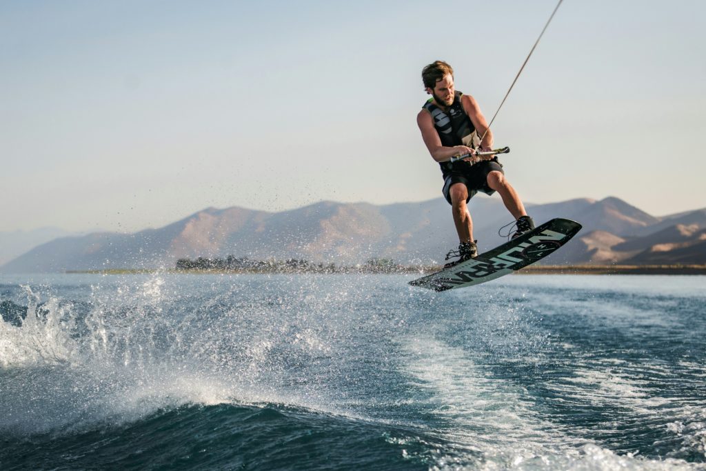 Wakeboarding: Twój przewodnik po ekscytującym sporcie wodnym