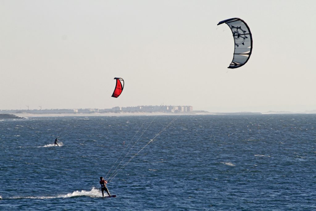 Kitesurfing: Sprzęt i akcesoria niezbędne do startu