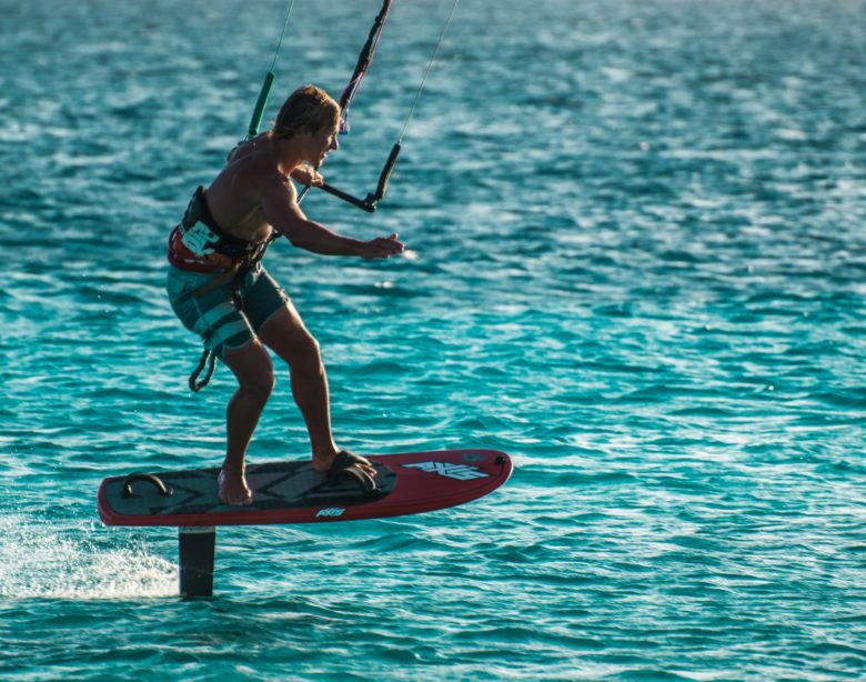 Kitesurfing: Sprzęt i akcesoria niezbędne do startu