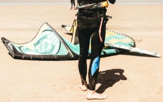 Kitesurfing: Sprzęt i akcesoria niezbędne do startu